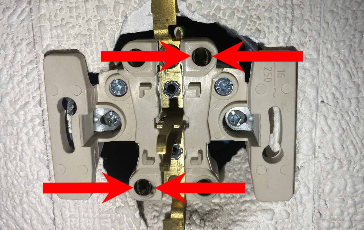 Искрит розетка