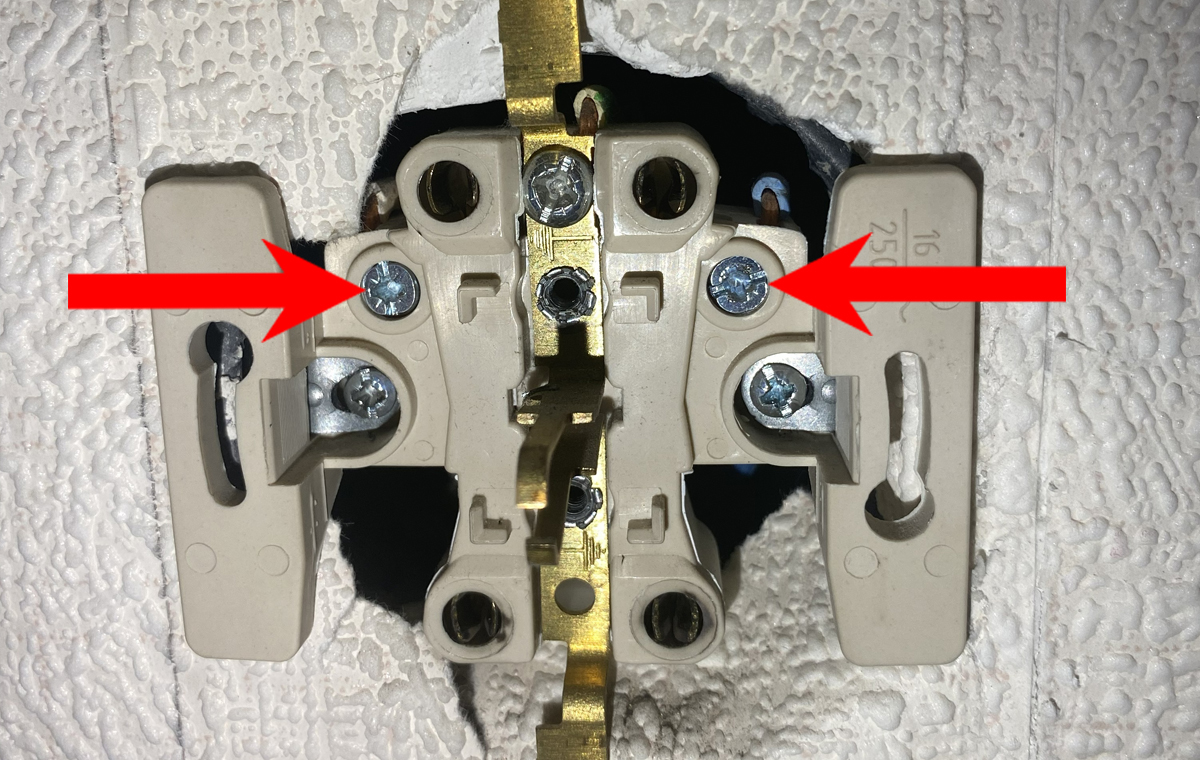 Искрит розетка